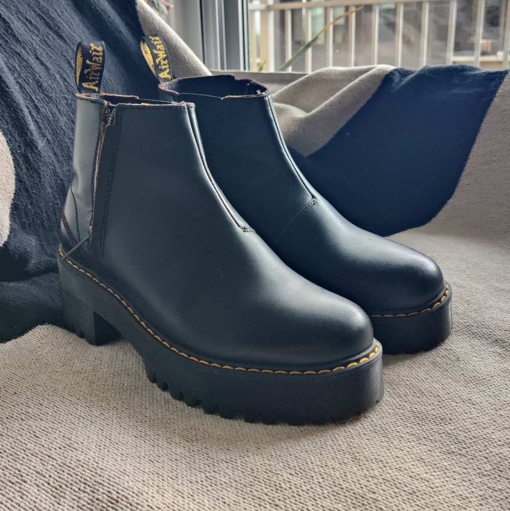 Dr. Martens Women's Rometty II Chelsea boots women's US size 9 (Vintage Smooth)